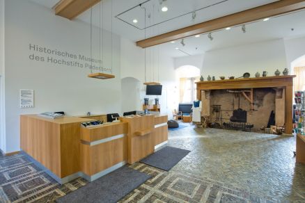 Modernes Design, das die Museumsobjekte zum Strahlen bringt: Das Foyer im Historischen Museum des Hochstifts Paderborn gibt bereits einen ersten Eindruck